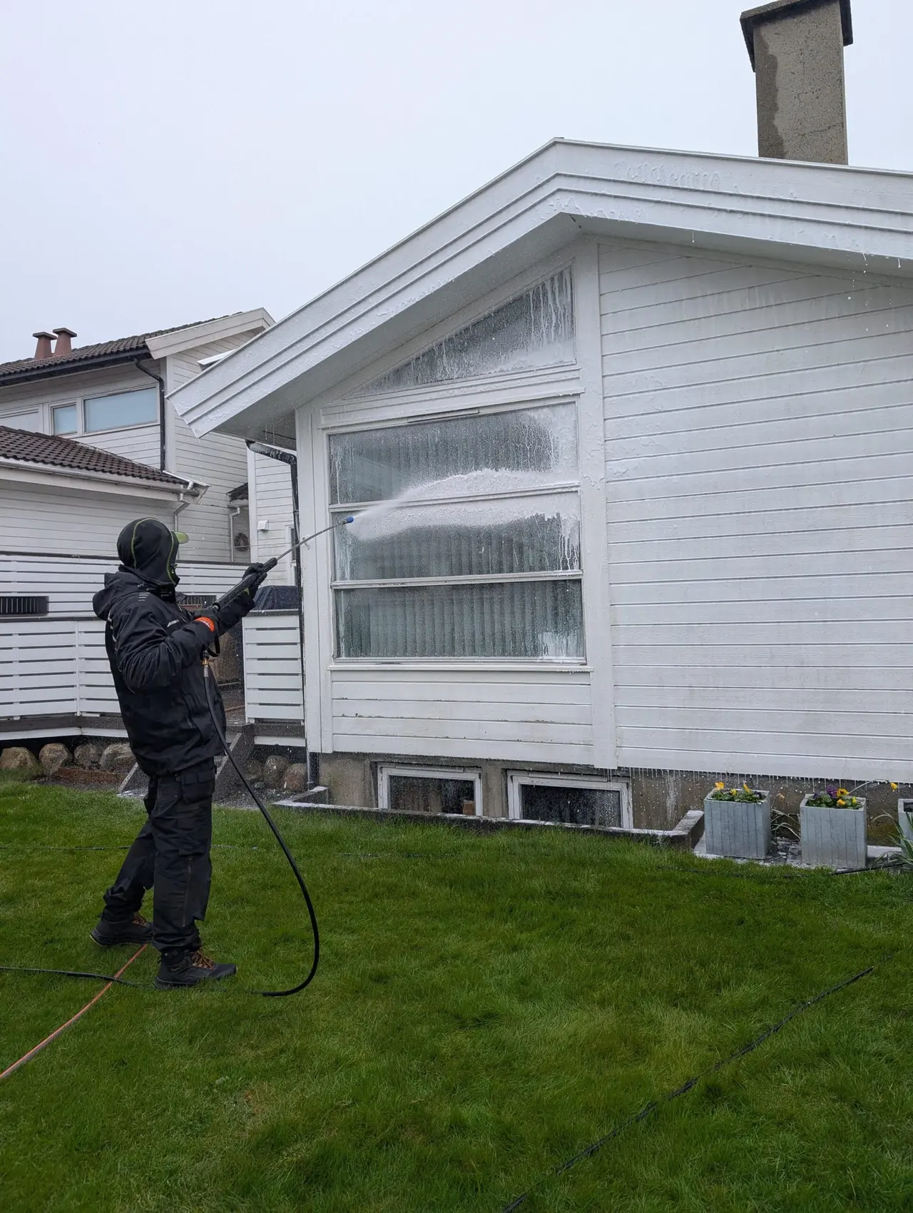 Vask av hvit husfasade med lavt trykk